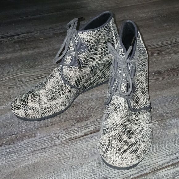Toms Kala Snakeskin wedge heel ankle booties Sz 8.5 GUC - Picture 1 of 8